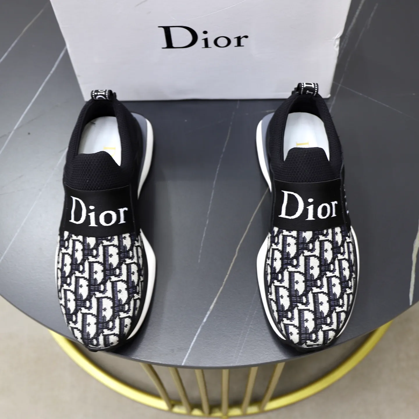 Ex-factory price: 462💰🙅‍♂️🙅‍♂️🙅‍♂️ Brand: Dior DIOR Standard code: 38-44 (45 customized) Grade: Same as the official website Material: Original leather splicing brand cloth Comfortable and breathable lining Lightweight and wear-resistant sports outsole Style category: Men's fashionable casual shoes Running sneakers Distinguished luxury brand elements Top luxury Color: actual picture color